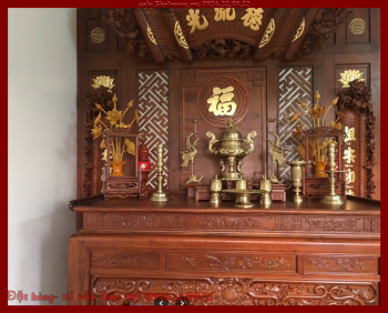 Bàn thờ gia tiên cài hoa mai Ngũ Phúc